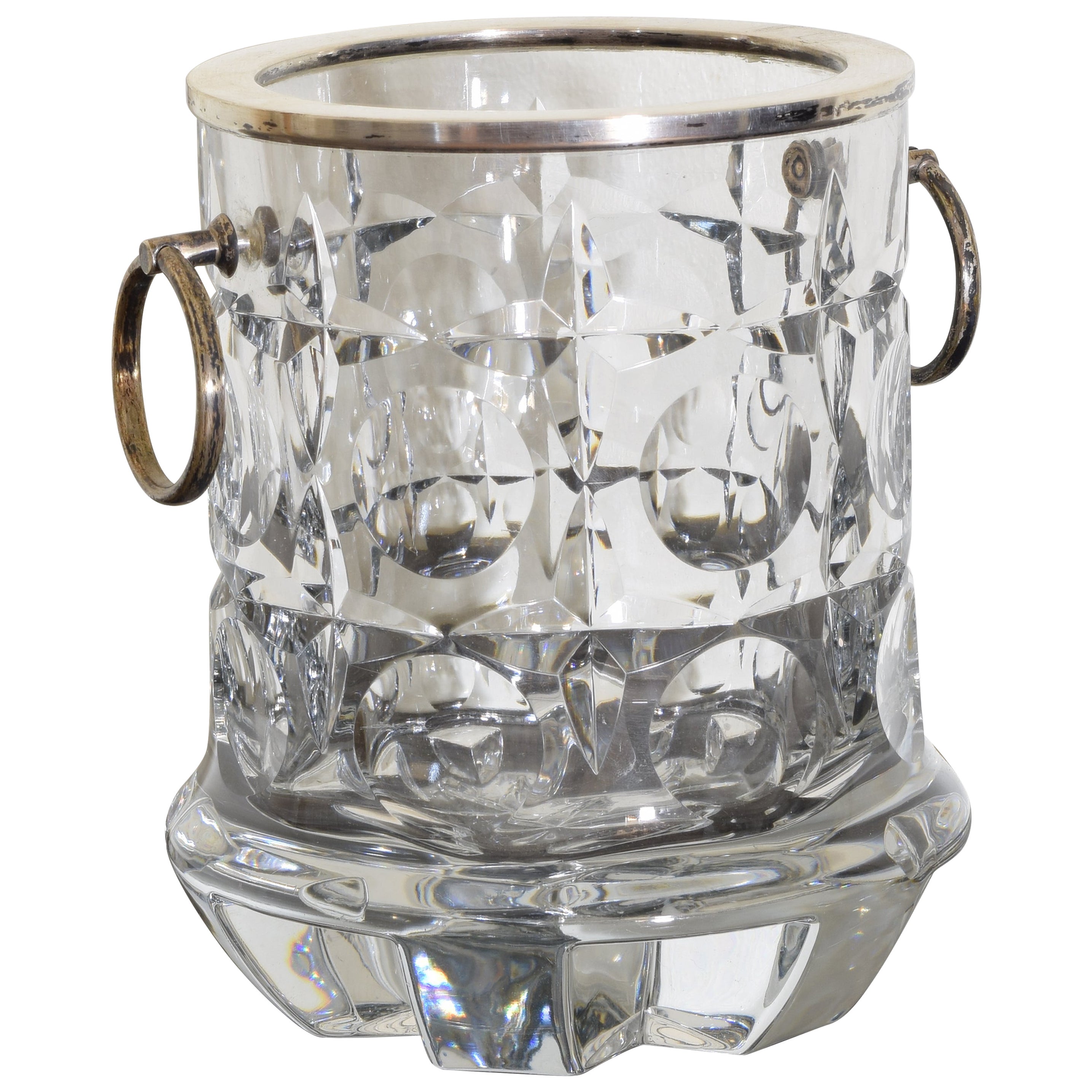 Seau à glace moderniste en cristal taillé et métal argenté avec poignées en vente