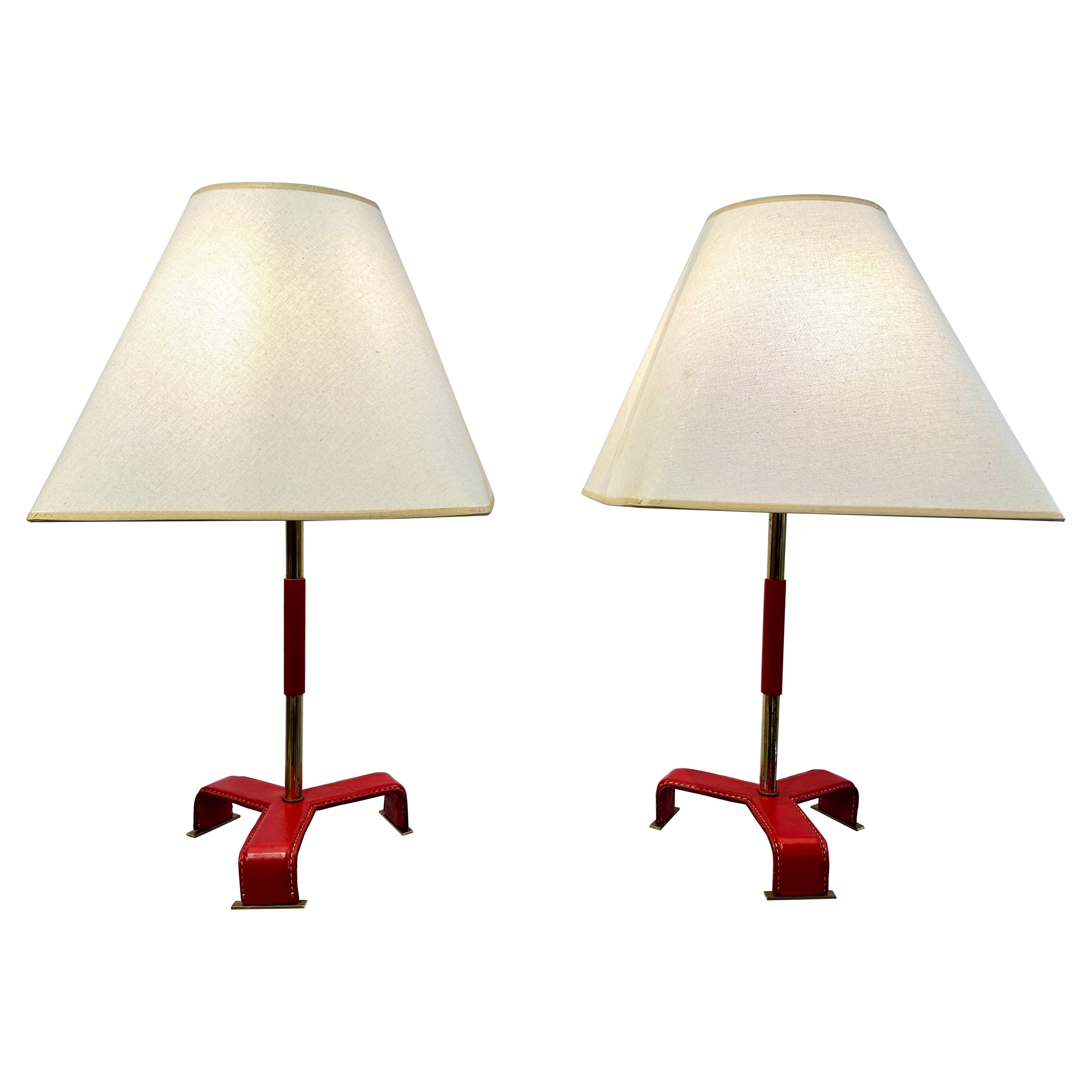 Paire de lampes de bureau vintage de style Jacques Adnet en cuir cousu rouge, années 1950 en vente