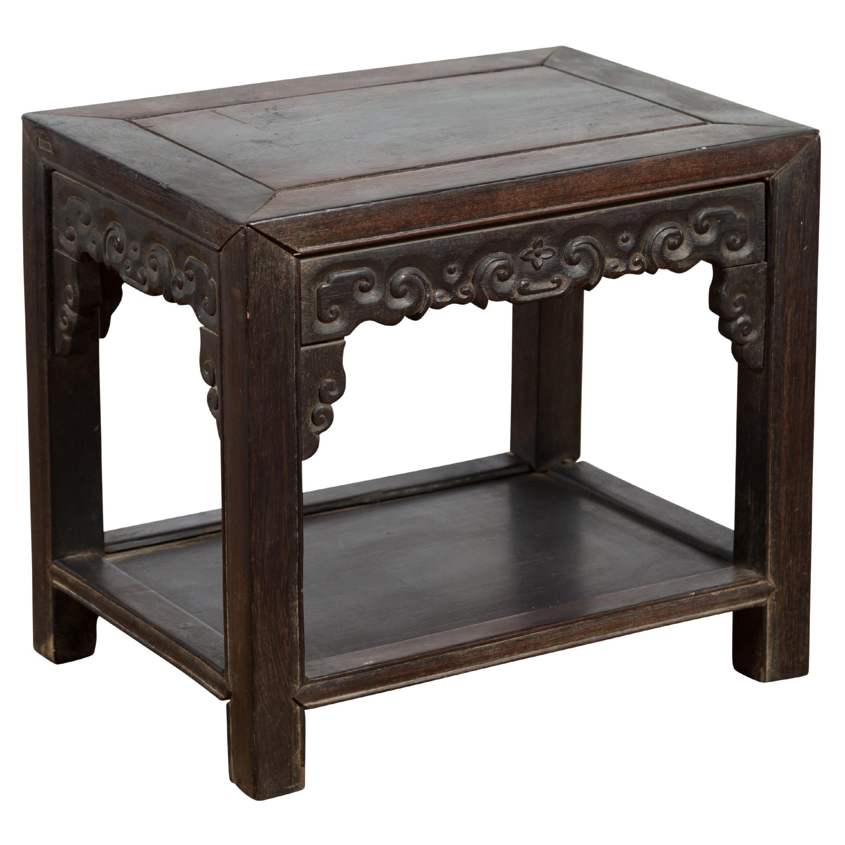 Hocker aus der späten Qing Dynasty um 1900 mit wolkengeschnitzter Schürze und unterer Ablage