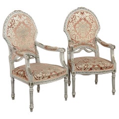 Paire de fauteuils français anciens peints de style Louis XVI