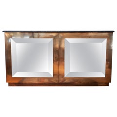 Credenza francesa de latón con puertas de espejo biselado y tapa de mármol