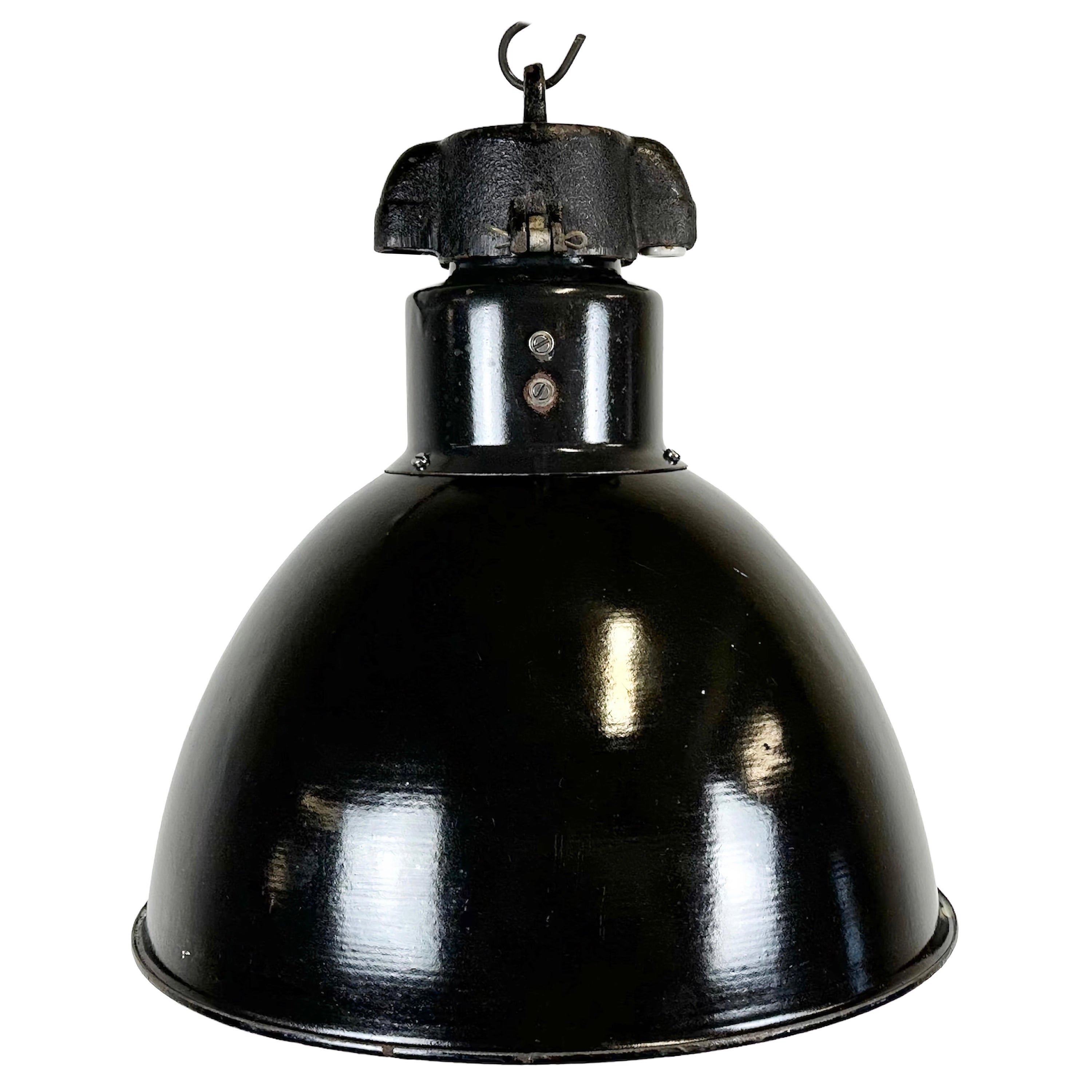 Lampe à suspension industrielle Bauhaus en émail noir, années 1930 en vente