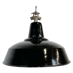 Industrielle schwarze Emaille-Fabrik-Lampe mit Gusseisenplatte, 1950er Jahre