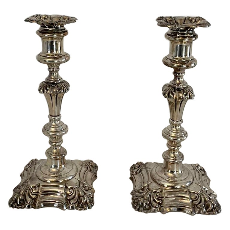 Pareja de candelabros antiguos victorianos bañados en plata de excelente calidad