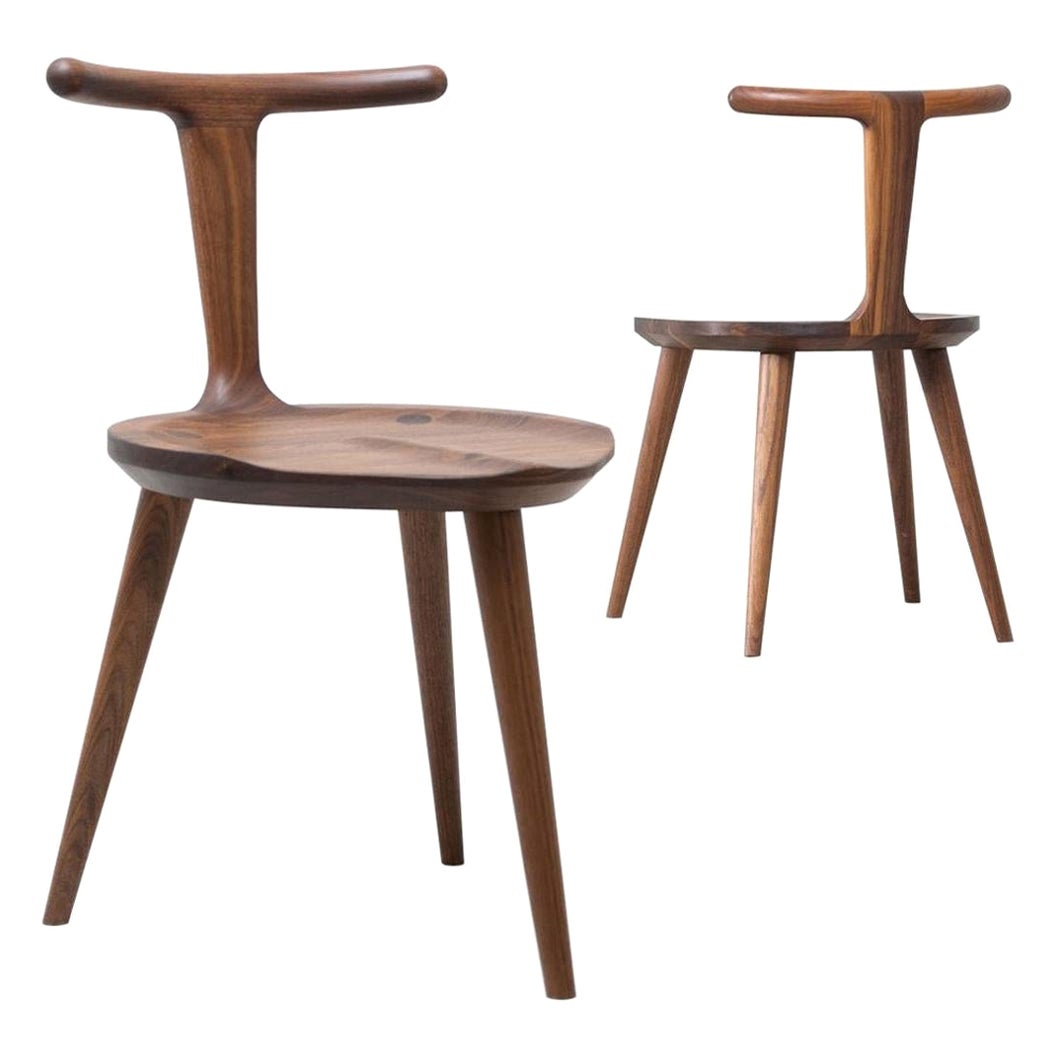 Ensemble de 2 chaises en noyer oxydé à 3 pieds par Fernweh Woodworking en vente