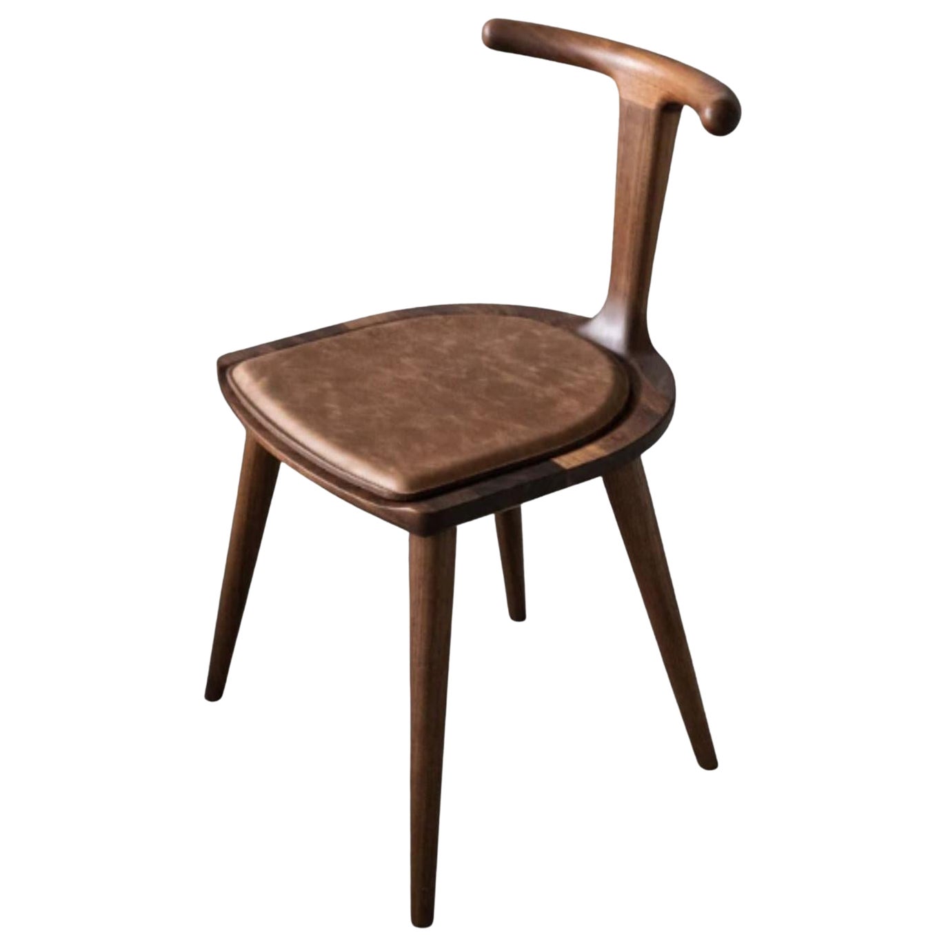 Chaise en noyer oxydé avec assise en cuir par Fernweh Woodworking en vente