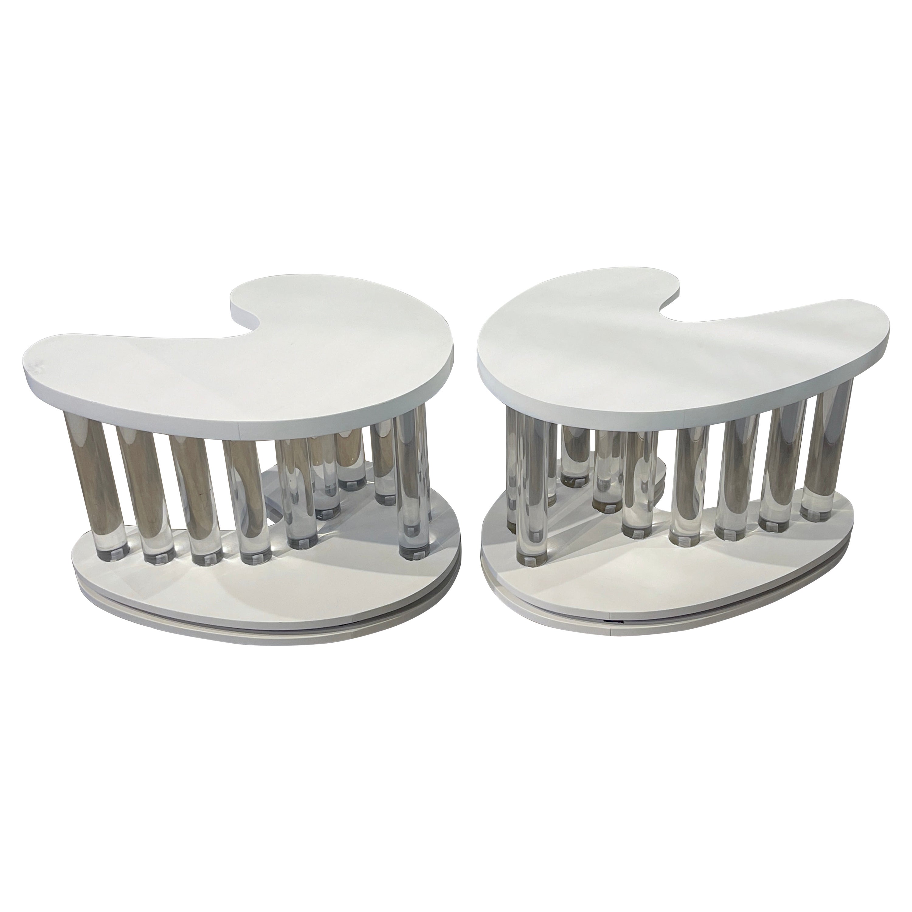 Pareja de Mesas Auxiliares Modernas Boomerang con Columna de Laca Blanca y Lucite