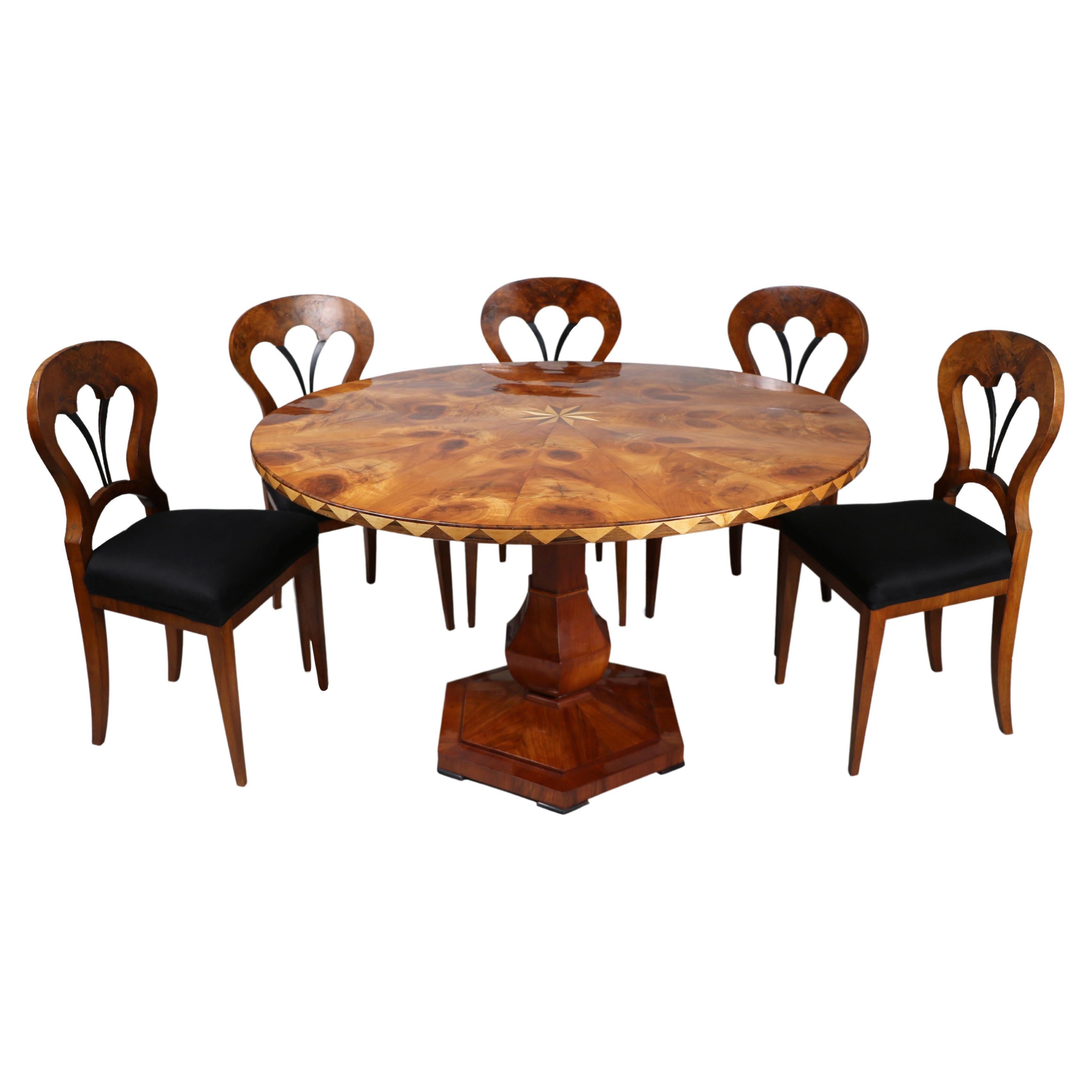 Biedermeier-Set aus sechs Stühlen und Tisch aus dem 19. Jahrhundert. Wiener Stadt, um 1825. im Angebot