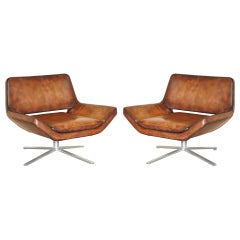 PAIR OF FINE B&B ITALIA METROPOLITAN HAND DYED BROWN LEATHER SWIVEL ARMCHAIRs