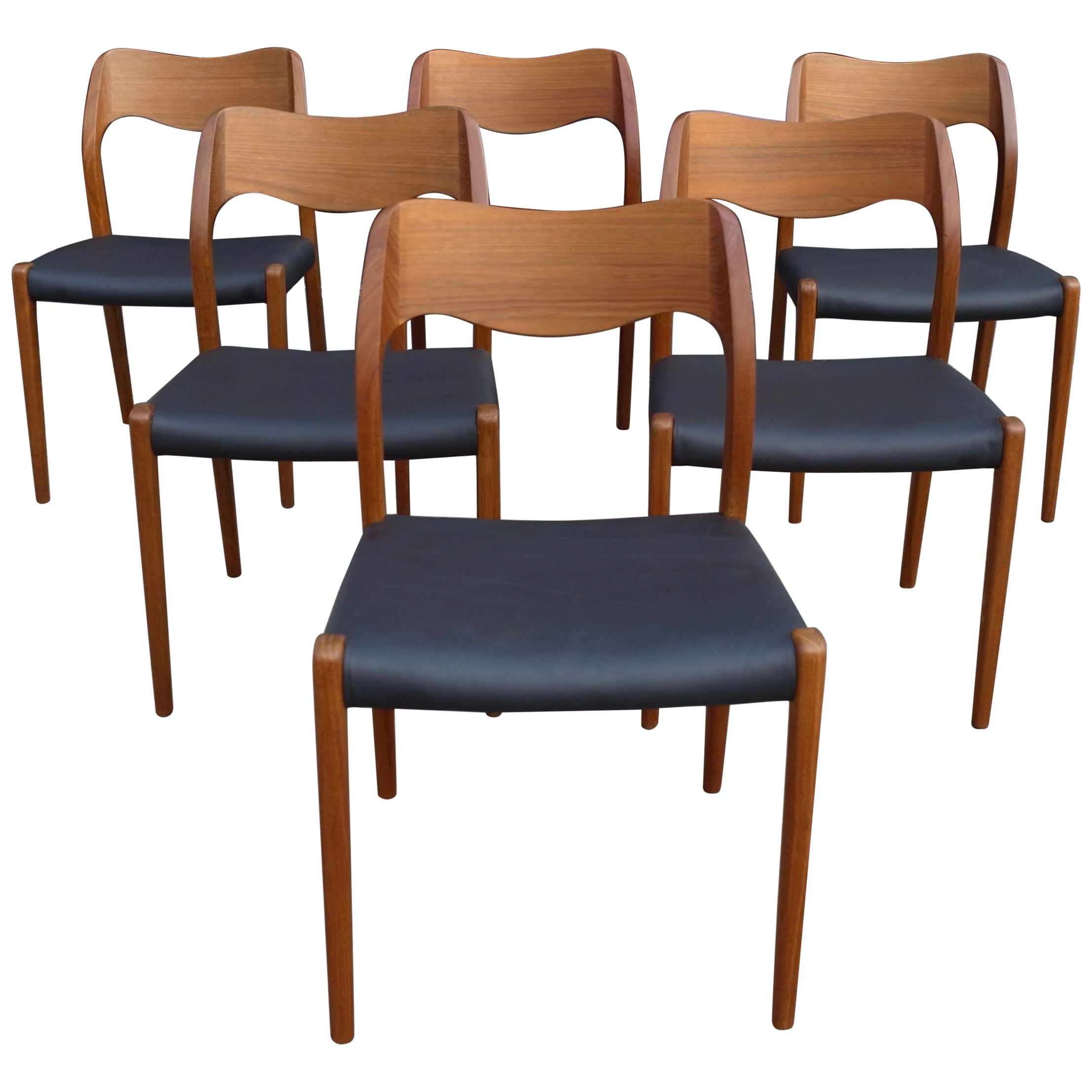 Six Niels. O Moller 71  teak dining chairs by J.L. Mollers in black leather 