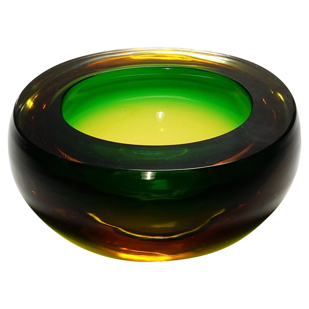 Midcentury Modern Murano Green and Amber Sommerso Art Glass Bowl 1960s im Angebot