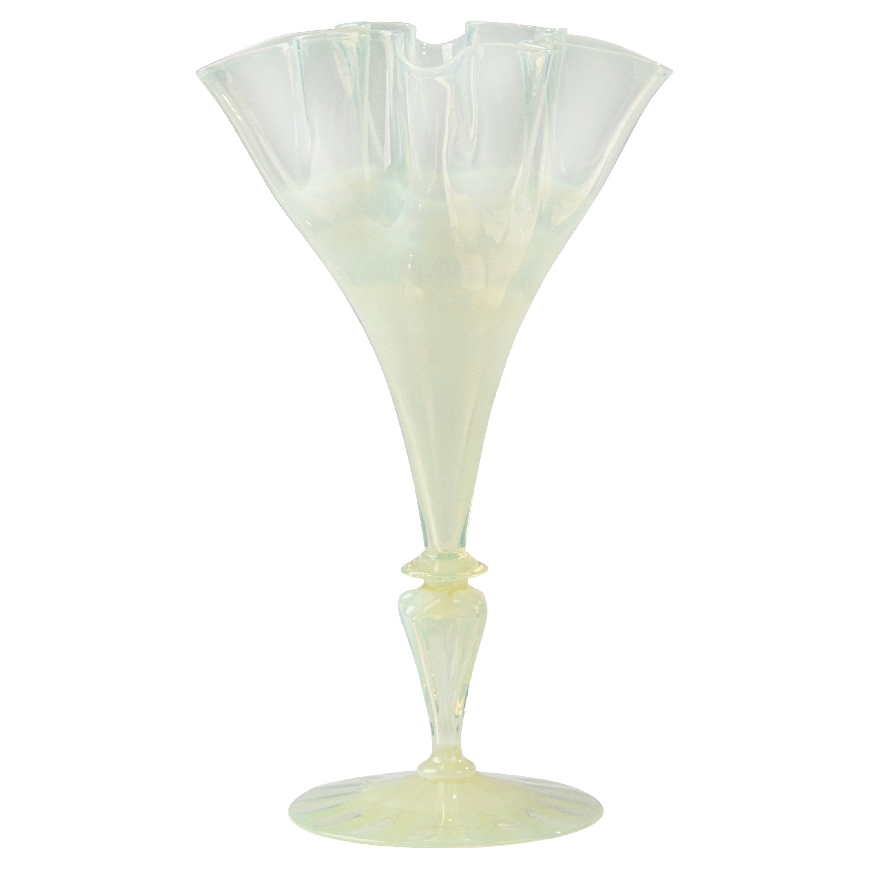 Fächerförmige Vase aus dünnem Muranoglas aus dem frühen 19. im Angebot