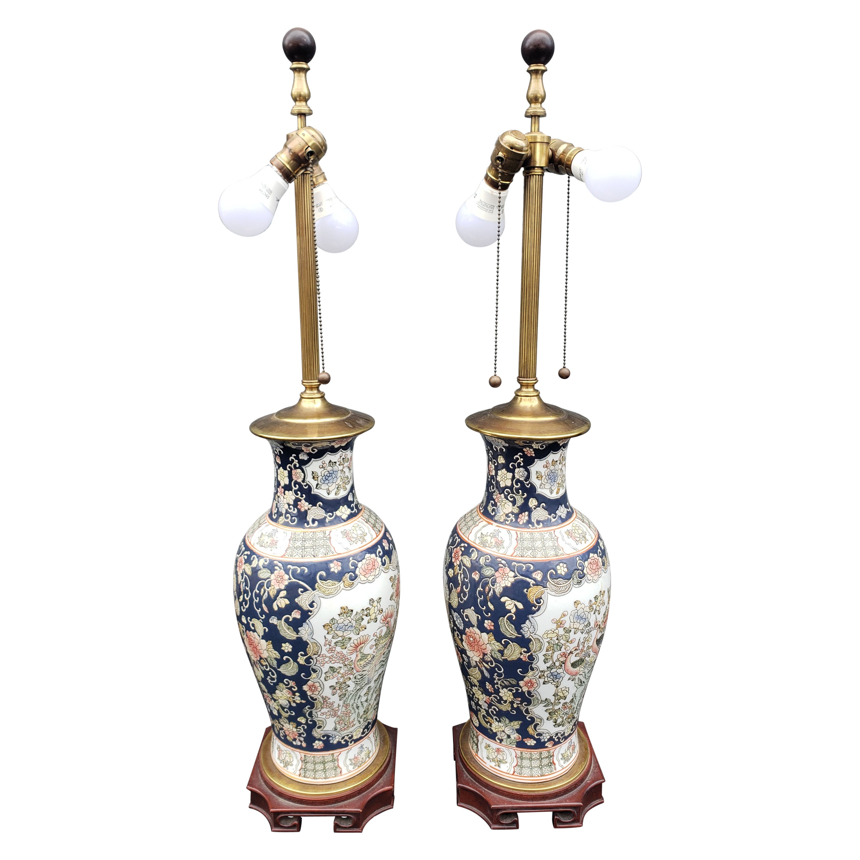 Paire de vases chinois décorés de paons et montés comme lampes en vente