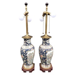 Paire de vases chinois décorés de paons et montés comme lampes
