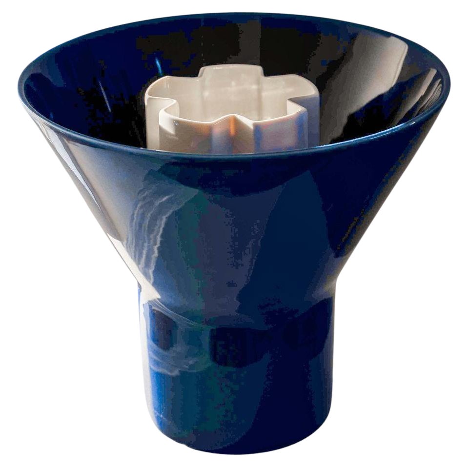 Ensemble de grand vase KYO en céramique bleue et de grand vase Kyo blanc en forme d'étoile par Mazo Design