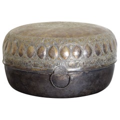 Caja circular continental de latón plateado fundido con bisagra y asa, 1ª mitad del siglo XIX