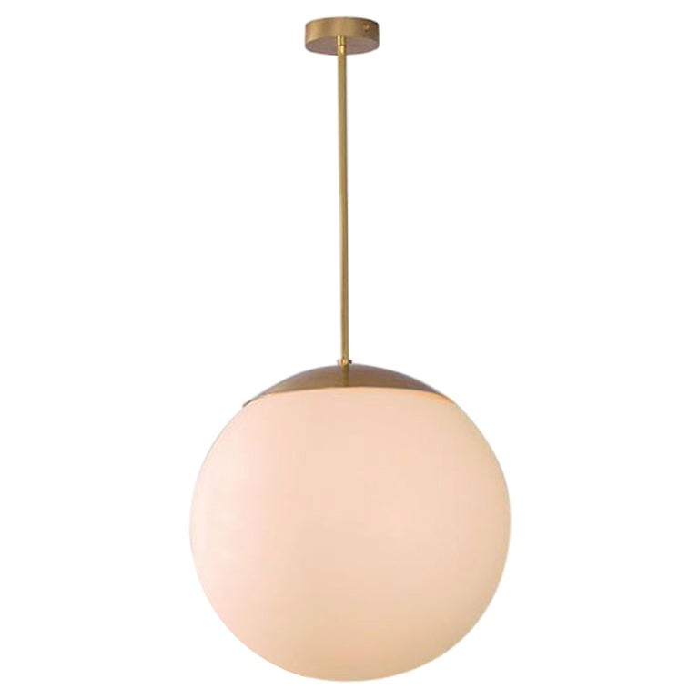 Lampe à suspension globe en verre opale 60 de Schwung En vente sur 1stDibs