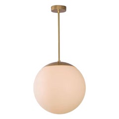 Lampe à suspension globe en verre opale 40 de Schwung