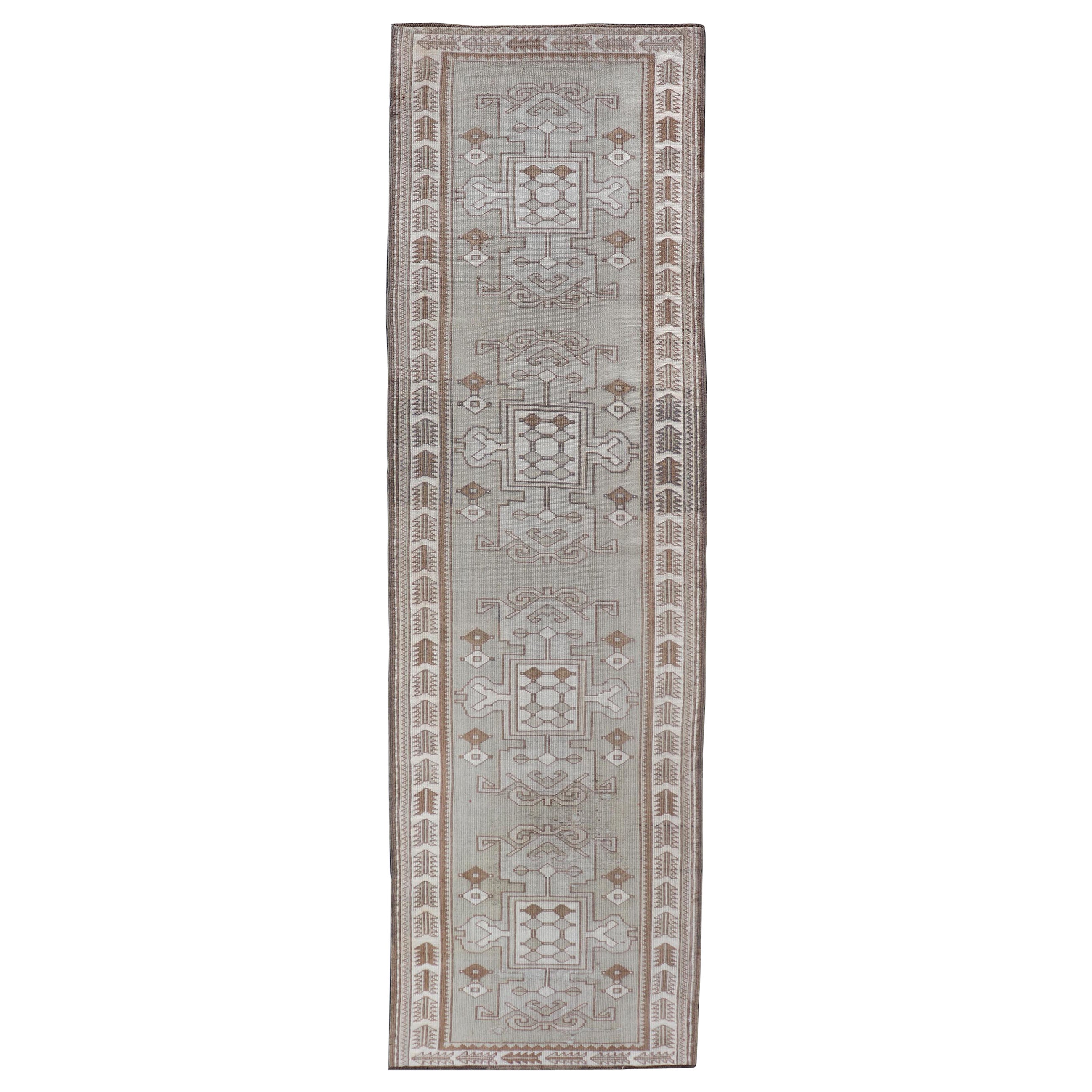 Tapis de course turc vintage en Oushak dans des tons neutres, Taupe, Gris, Crème et Brown 