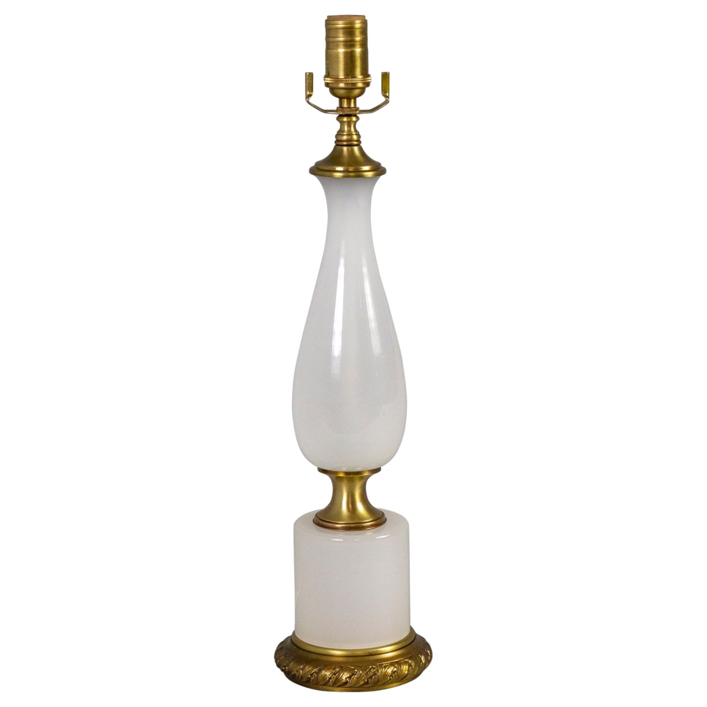 Milieu du 20e siècle. Lampe en verre opalin blanc et laiton - Frederick Cooper