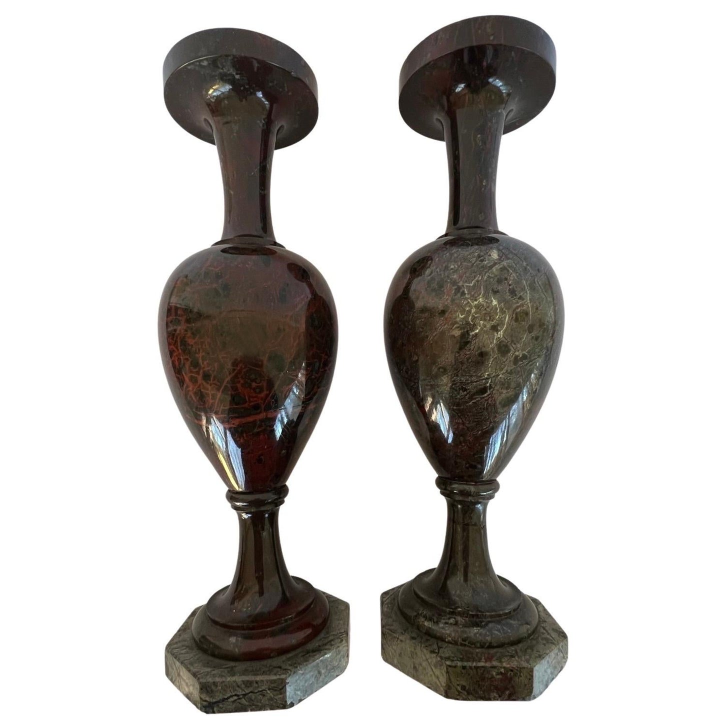 Paar antike Kornwall-Vasen aus rotem Jaspisstein auf Marmorsockeln
