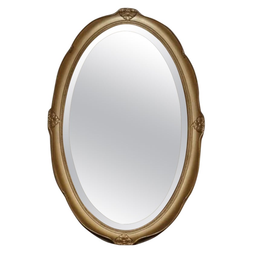 Superbe miroir mural ovale orné d'or vintage en vente