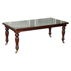 Tavolo da pranzo massiccio vittoriano con eleganti gambe tornite, XIX secolo