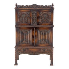 Buffet ancien en chêne sculpté à deux portes de style jacobéen pour armoire et crémaillère 