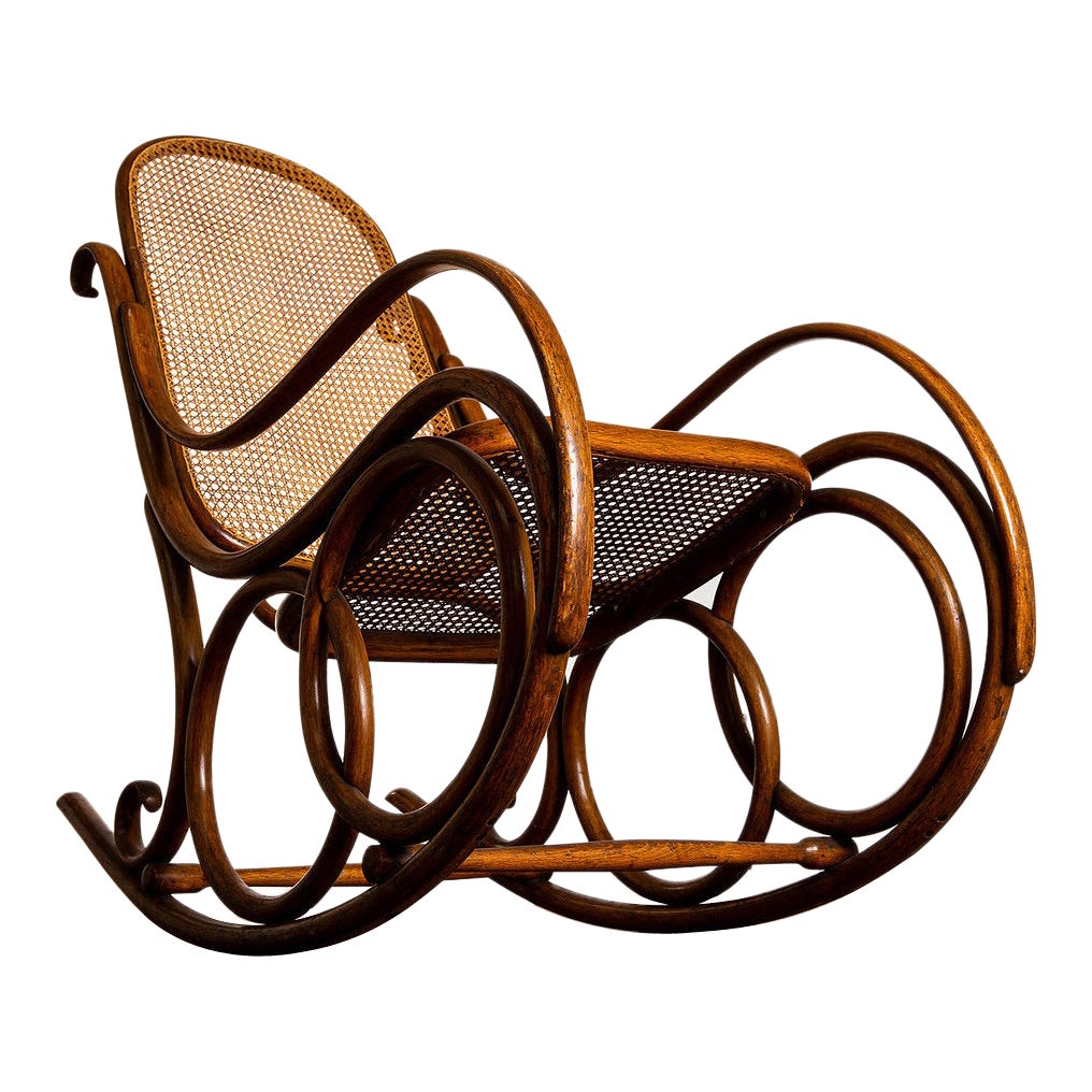 Rocking Chair In Bentwood with Curved Armrests by Michael Thonet, Vienna, 1900 For Sale