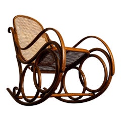 Antique Rocking Chair In Bentwood with Curved Armrests by Michael Thonet, Vienna, 1900