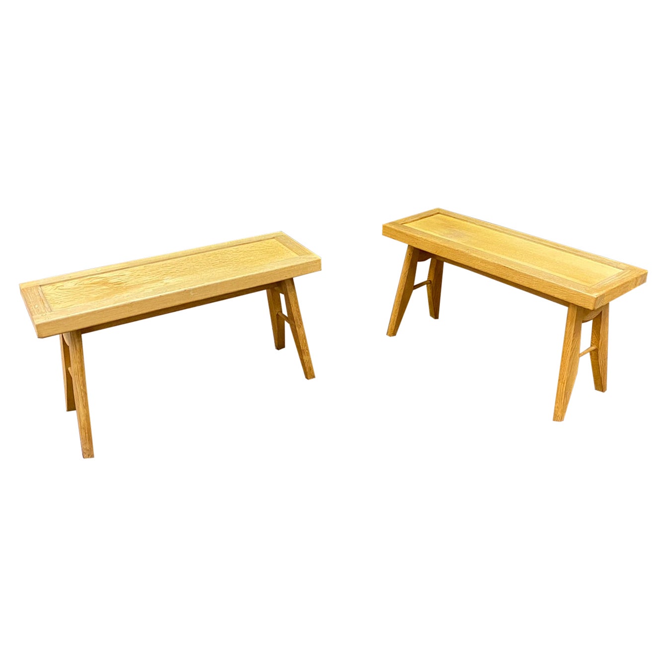 Guillerme et Chambron, Deux rares tables d'appoint en Oak, circa 1970