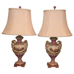 Paire de lampes de bureau en porcelaine allemande de Meissen représentant des urnes scéniques, années 1930