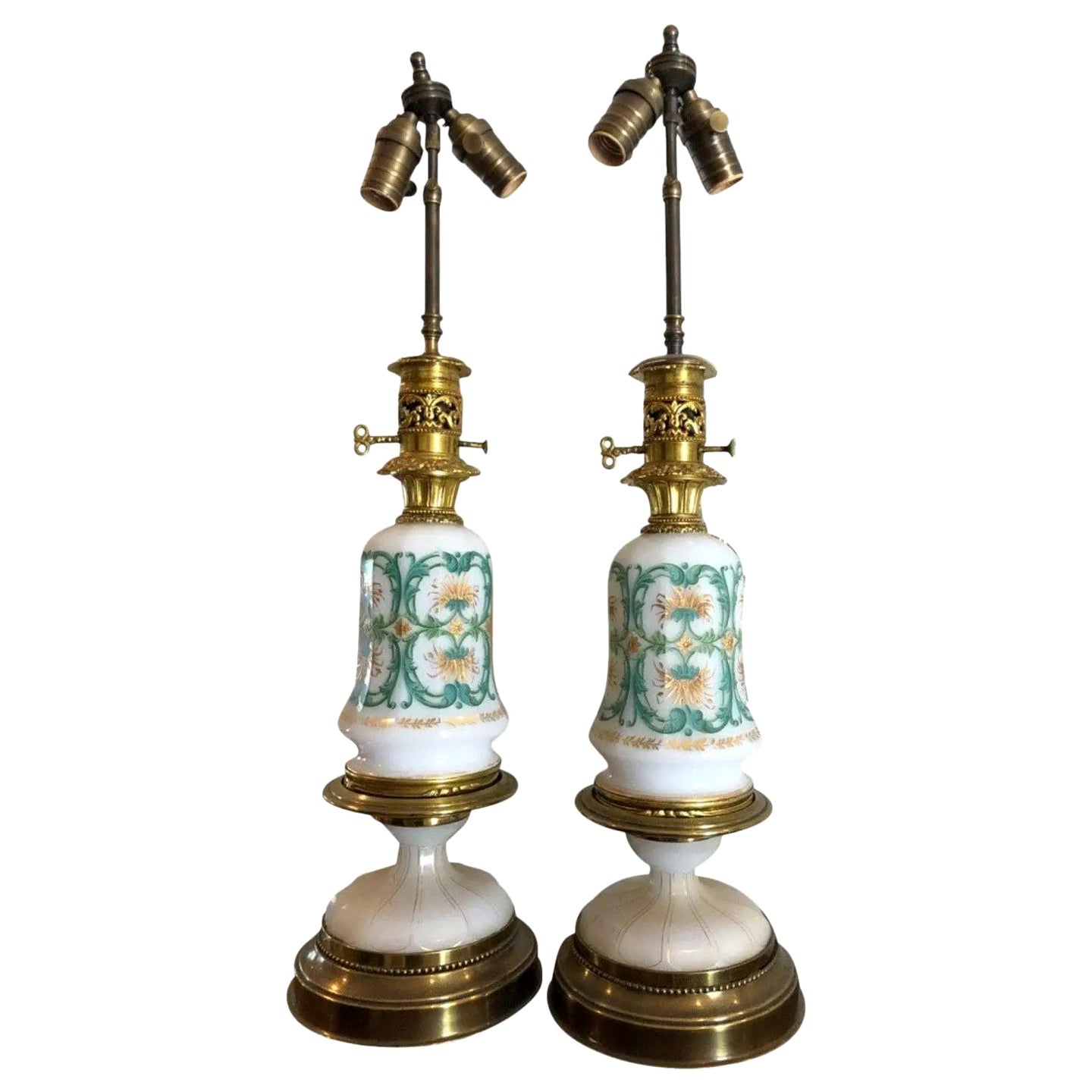 Paire de lampes de table anciennes en verre opalin de style français, fin du 19ème siècle
