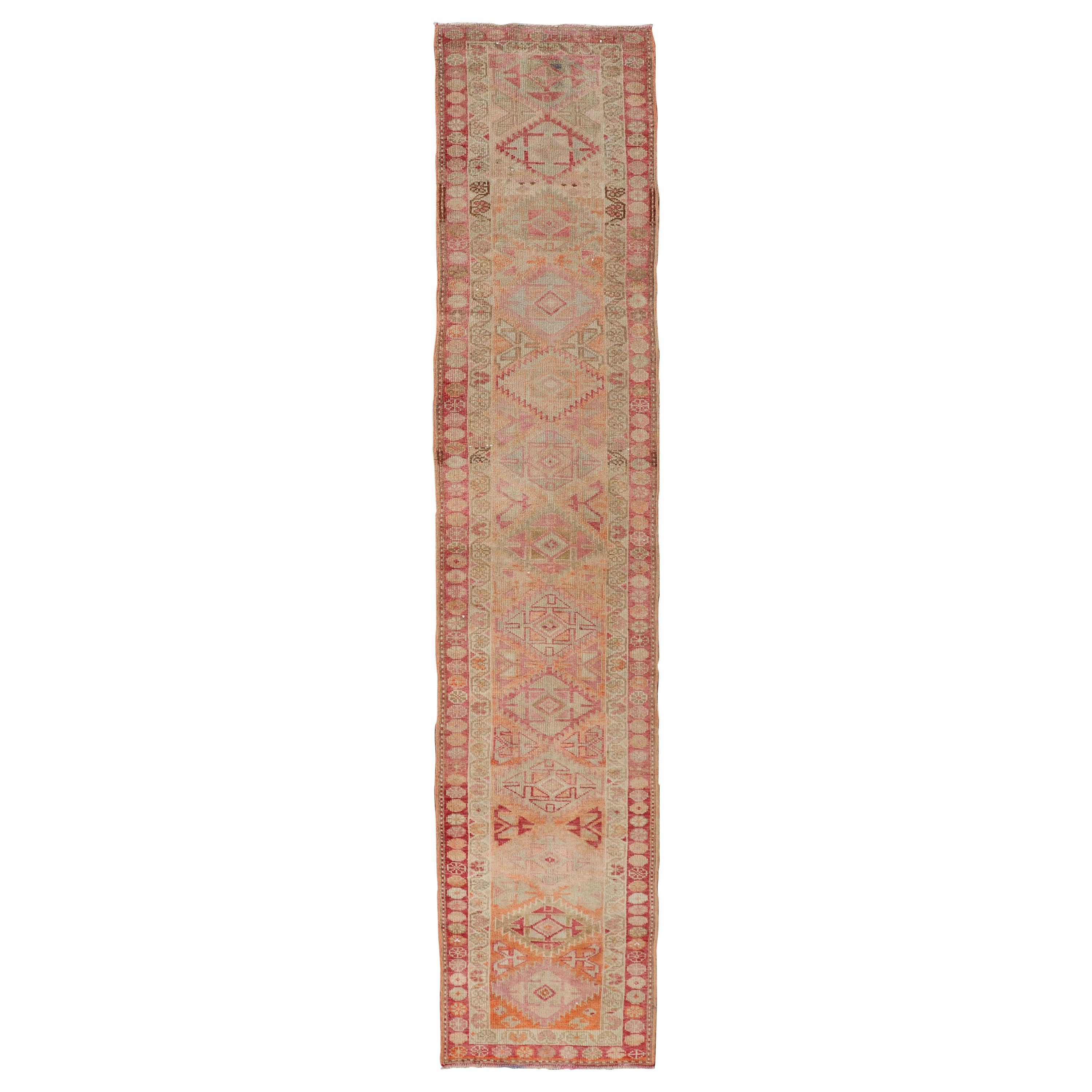 Oushak Vintage-Läufer mit geometrischen Medaillons in weicher Koralle und Orange