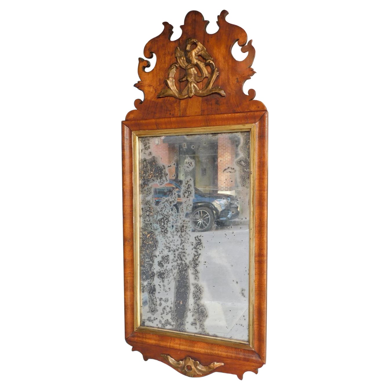 Espejo de pared inglés Chippendale de nogal burl y follaje de águila dorado, circa 1770