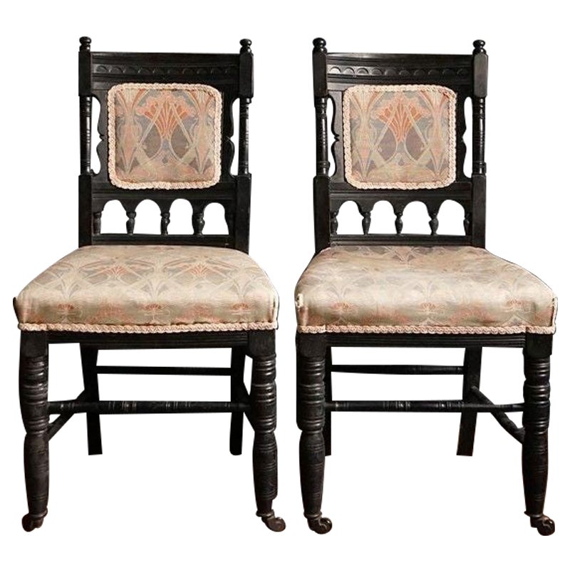 Paar antike, ebonisierte Beistellstühle aus der Ästhetizismus, 19. Jahrhundert im Angebot