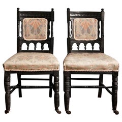 Paar antike, ebonisierte Beistellstühle aus der Ästhetizismus, 19. Jahrhundert
