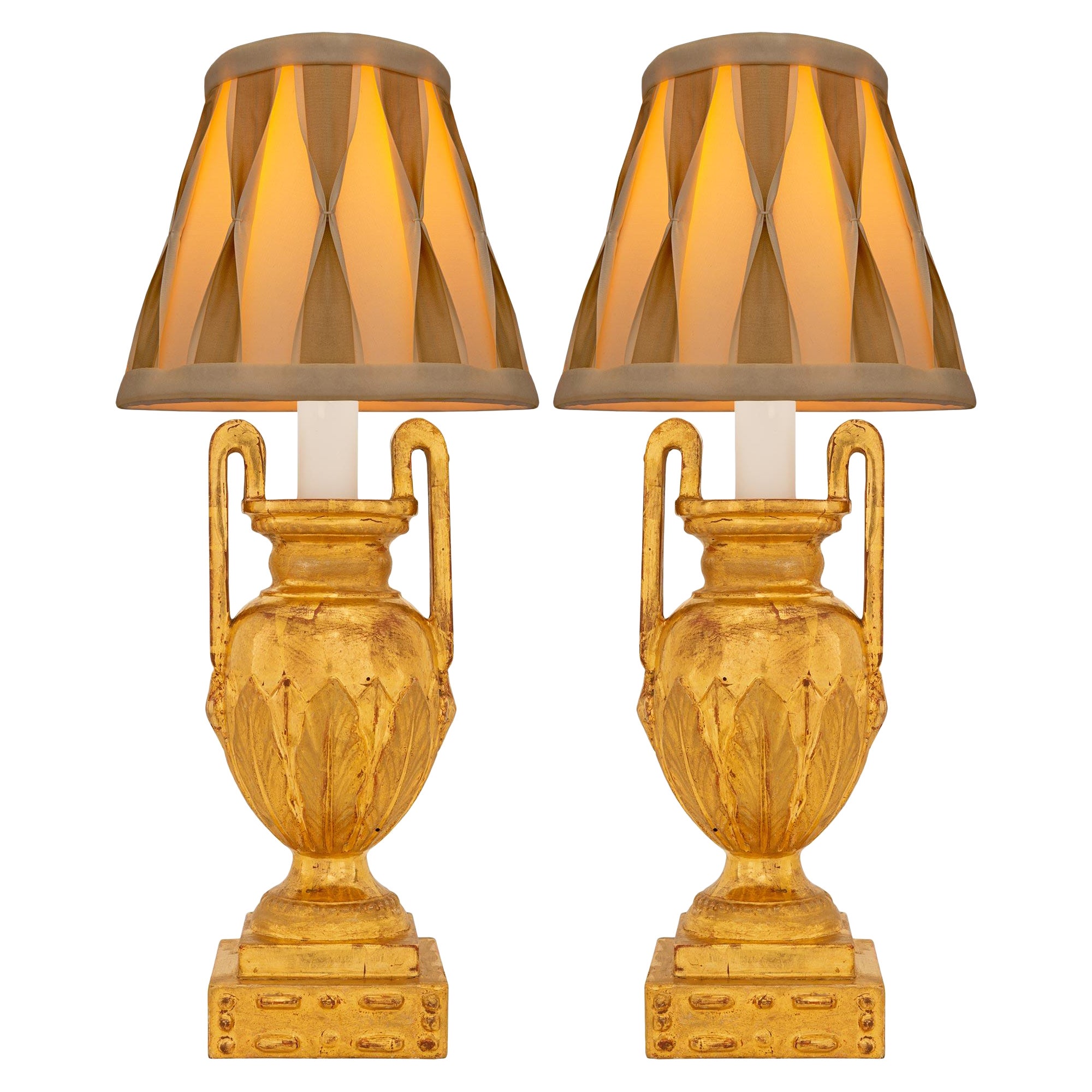 Paire de lampes italiennes du 19ème siècle en bois doré de style Louis XVI