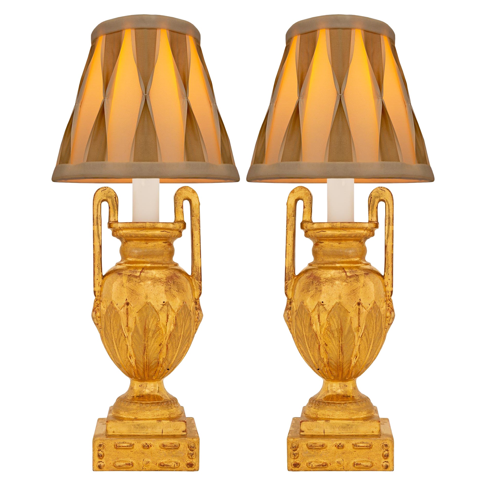 Coppia di lampade in legno dorato Luigi XVI, Italia, XIX secolo
