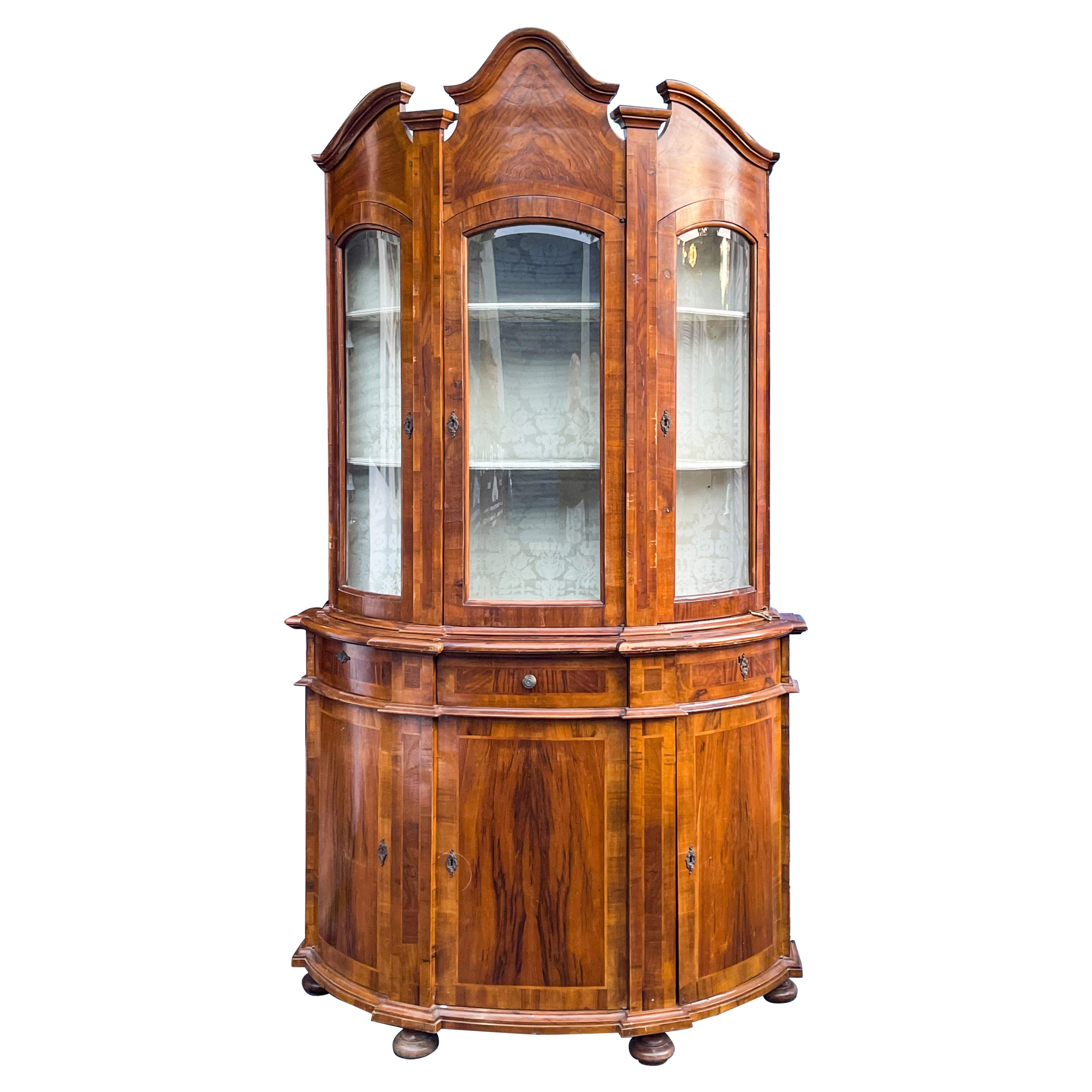 19. Jahrhundert. Zweiteiliger Schrank im italienischen Rokoko-Stil mit Intarsien aus Wurzelholz und Satinholz  im Angebot