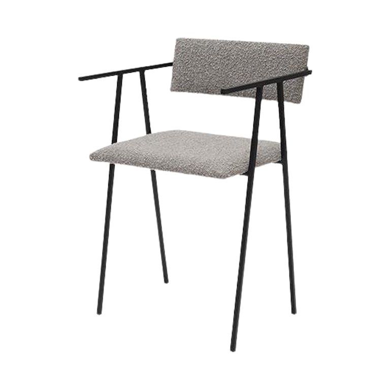 Grauer Stuhl 058 von NG Design mit Objektbezug