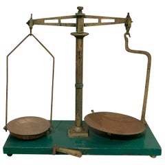 Bilancia spagnola in bronzo con supporto in legno dipinto in verde