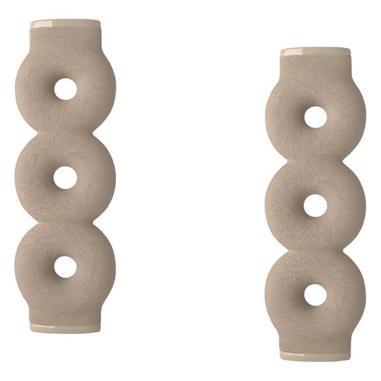 Paire de vases en céramique sculptée de Faina en vente