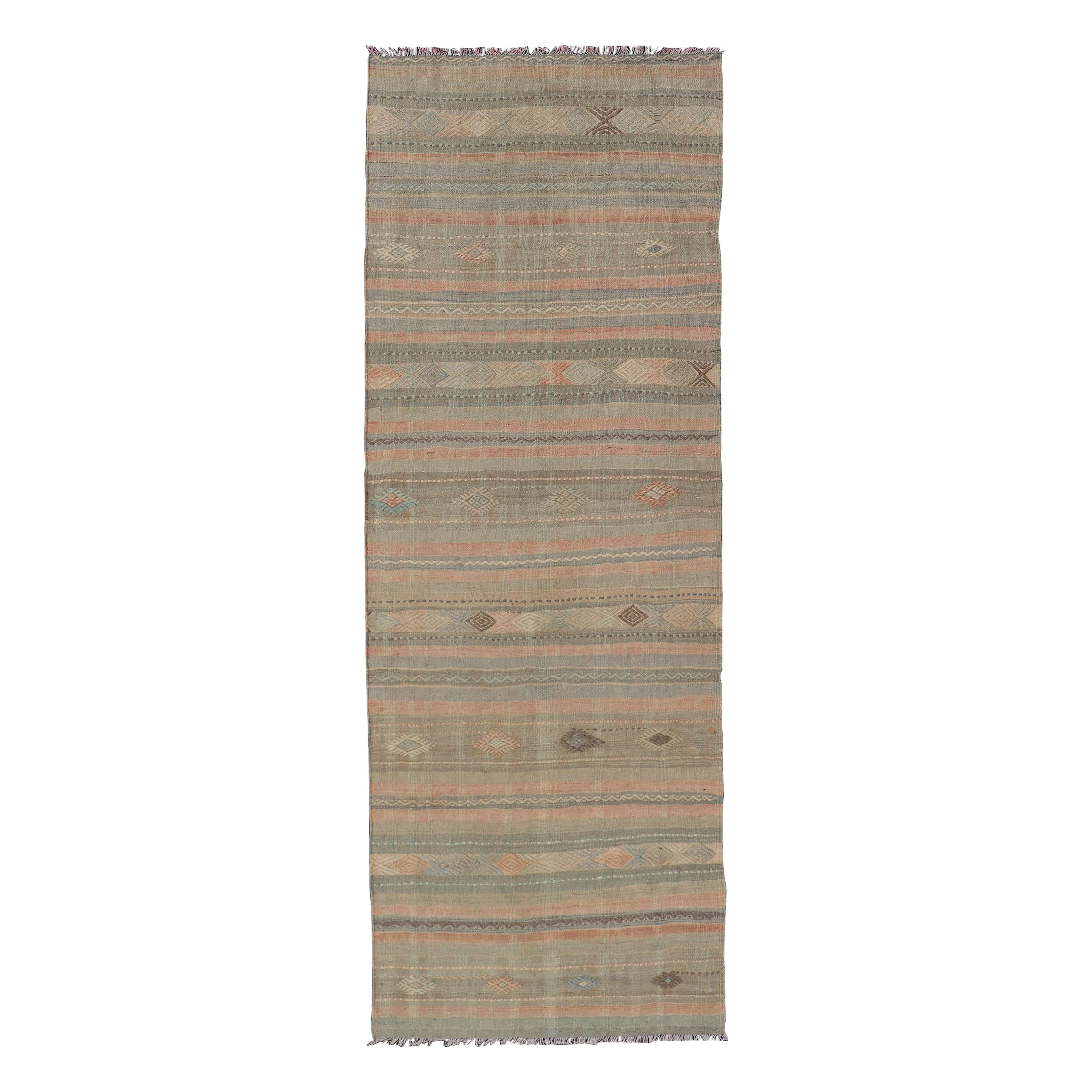 Tapis de couloir Kilim turc vintage tissé à plat à rayures avec motif tribal géométrique