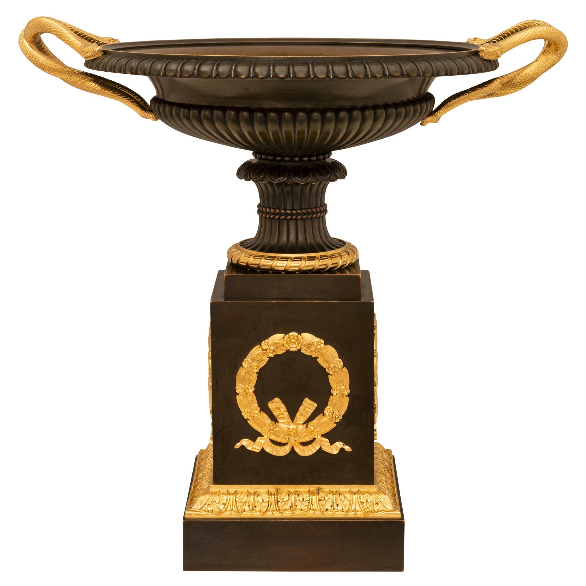 Francese, XIX secolo, Tazza neoclassica in bronzo patinato e ormolu