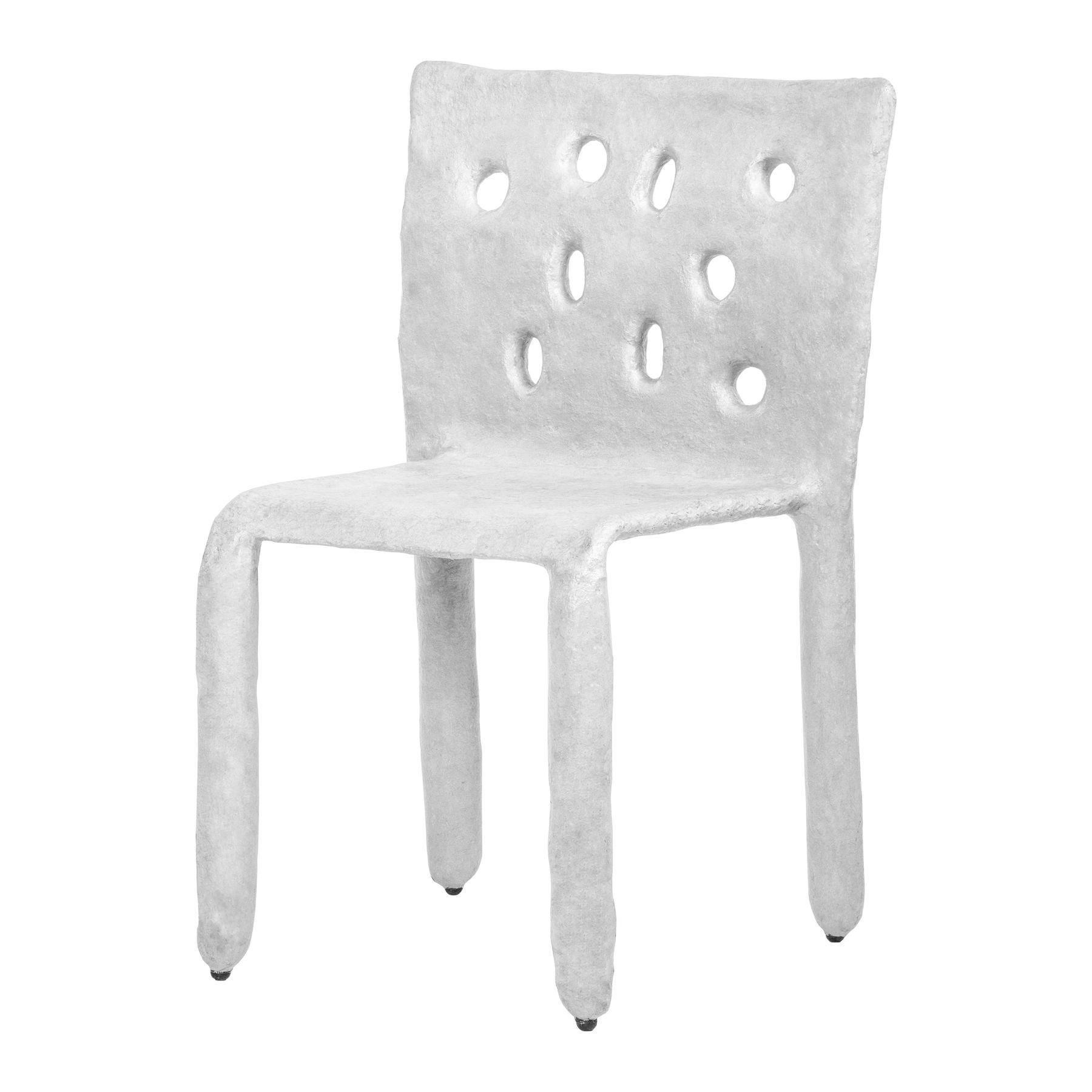 Chaise contemporaine sculptée en blanc de FAINA en vente
