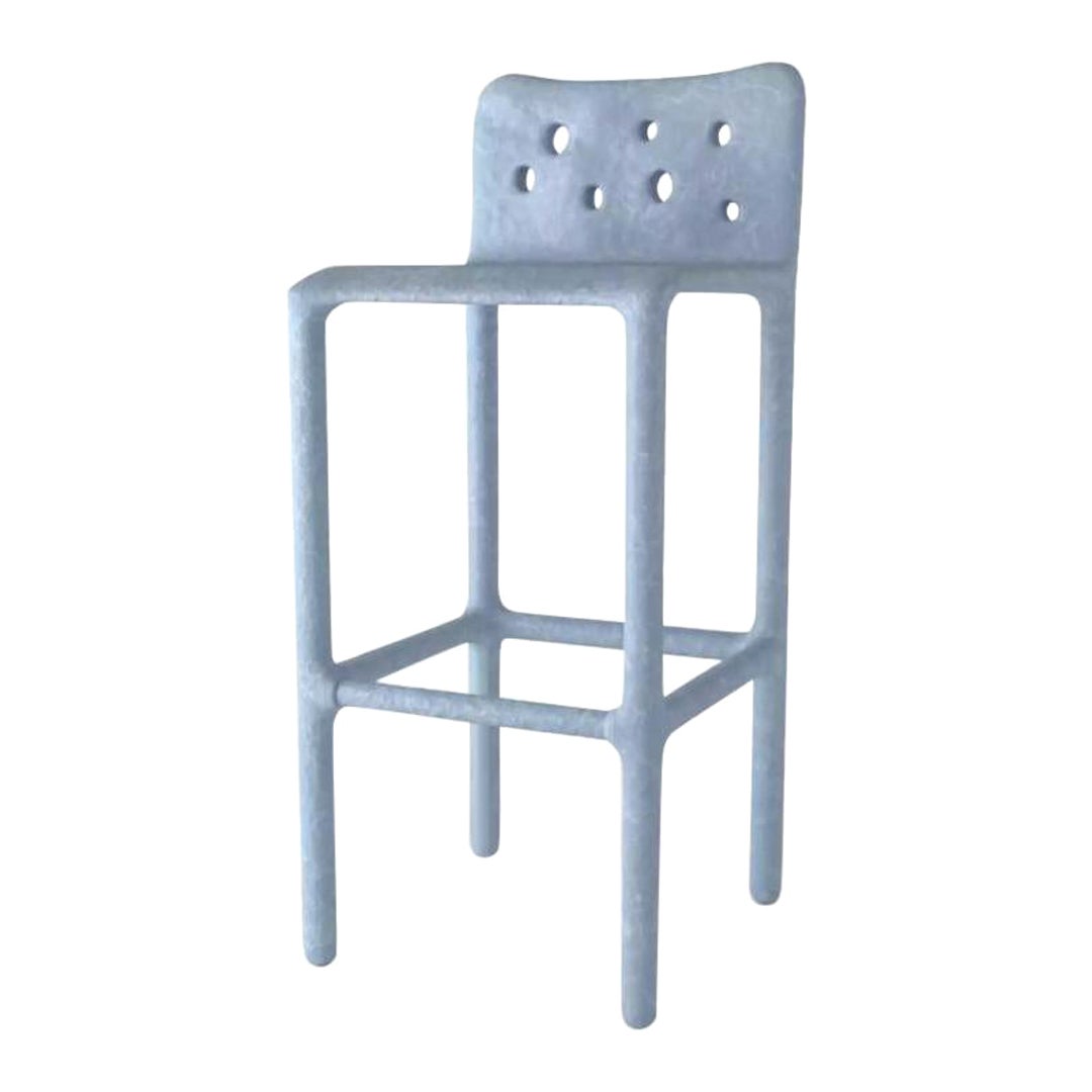 Chaise contemporaine sculptée bleu ciel de FAINA