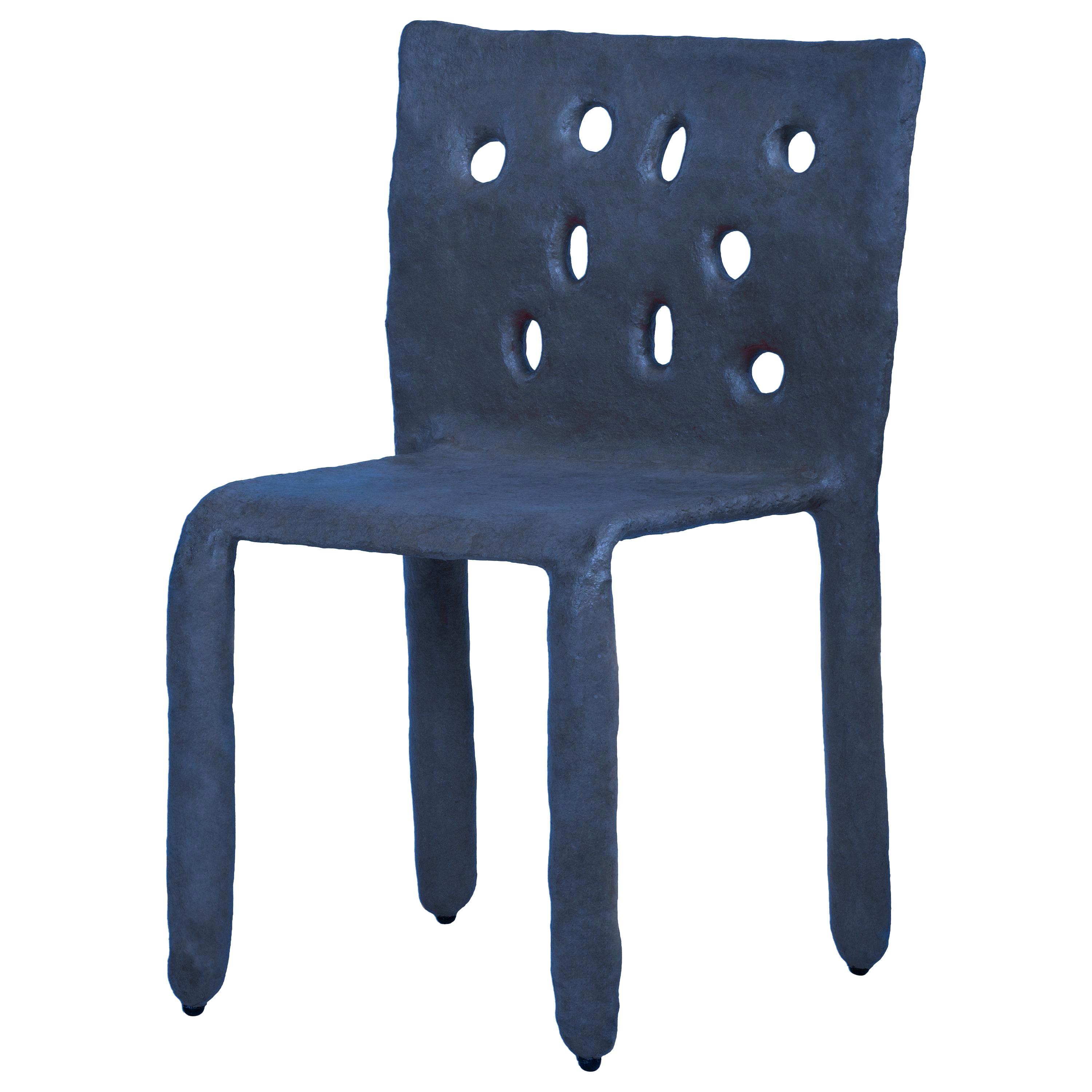Chaise contemporaine sculptée bleue de FAINA