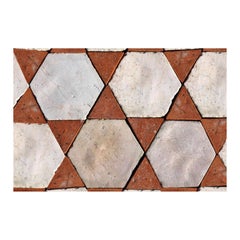 Tapis hexagonal et triangles en marbre de Carrare et terre cuite rouge du début du 20e siècle
