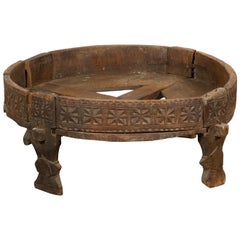 Ancienne table à meuler indienne Chakki avec décor géométrique sculpté à la main